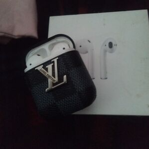 Wireless iPhone airpods with Louis Vuitton case ( INCLUDES HOOK)